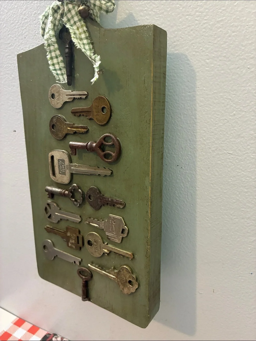 Rustic Green Key Display Wall Decor (Ul cycled cutting board and vintage keys)